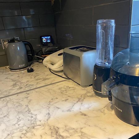 Appartamento A Modern Flat In Southeast Londra Esterno foto
