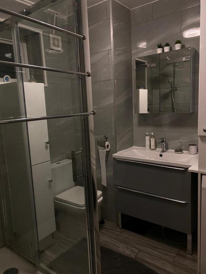Appartamento A Modern Flat In Southeast Londra Esterno foto